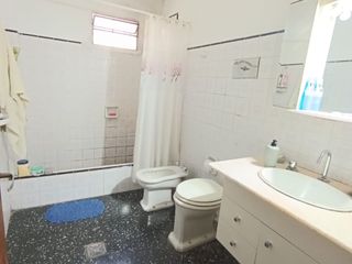 Foto 4 de VENDO AMPLIA CASA EN VENTA - ZONA EXHIPODROMO -