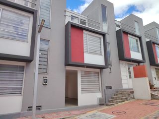 Foto 2 de CASA EN ARRIENDO CONJUNTO NAVARRA SECTOR LA ESPE