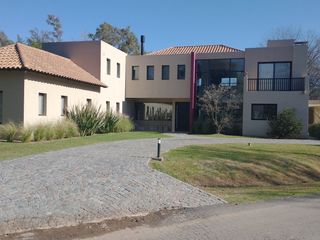 Foto 2 de Magnifica Casa en Dos Plantas Sobre Terreno de 1441 m - Praderas de Lujan