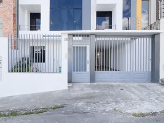 Foto 1 de En venta casa rentera con local comercial y cuatro departamentos
