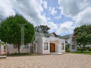 Foto 1 de Venta o Renta de Casa con Suite Independiente y Amplio Terreno en Nayón.