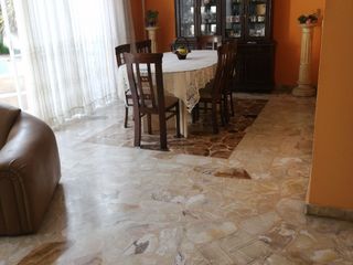 Foto 2 de Oferta ! Bajó de precio de venta de casa en calle residencial !