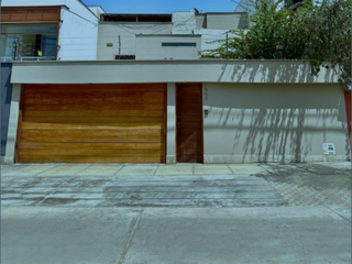 Foto 1 de Casa Remodelada en Surco en Lima Perú con Piscina, Terraza y Espacios Amplios