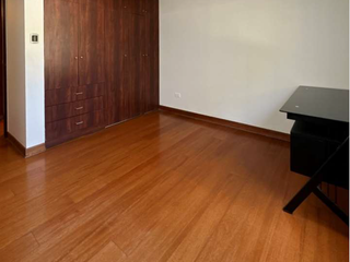 Foto 9 de Casa Remodelada en Surco en Lima Perú con Piscina, Terraza y Espacios Amplios