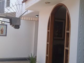 Foto 2 de VENDO EXCELENTE CASA CON CHIMENEA EN SAN BORJA CERCA A PARQUE Y AV. PARQUE SUR