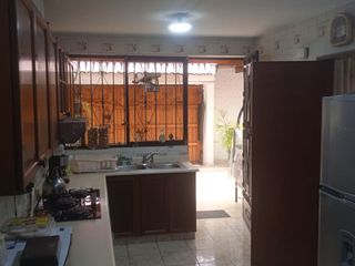 Foto 41 de VENDO EXCELENTE CASA CON CHIMENEA EN SAN BORJA CERCA A PARQUE Y AV. PARQUE SUR