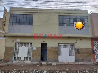 Foto 1 de Amplia Casa De 2 Pisos Av. Miguel Grau Smp