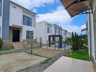 Foto 2 de casa amoblada de venta en manta condominio privado