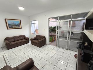 Foto 2 de Venta De Casa Multifamiliar - 3 Pisos - Urb Cayran - SMP