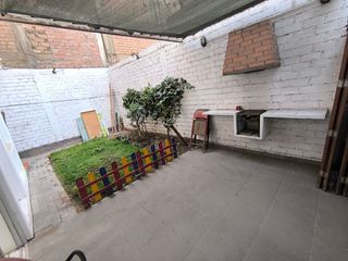 Foto 3 de Venta De Casa Multifamiliar - 3 Pisos - Urb Cayran - SMP