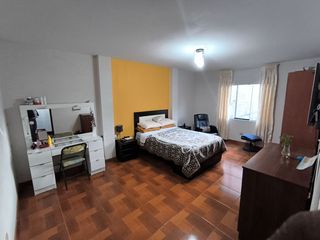 Foto 9 de Venta De Casa Multifamiliar - 3 Pisos - Urb Cayran - SMP