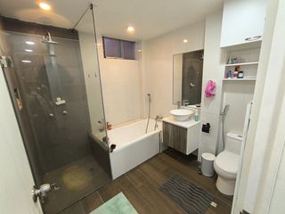 Foto 12 de Venta De Casa Multifamiliar - 3 Pisos - Urb Cayran - SMP