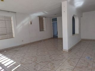 Foto 5 de AMPLIA CASA EN URB. LA NORIA-TRUJILLO