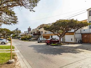 Foto 3 de Terreno de 525 m² con Doble Frente en Magdalena – Límite con San Isidro