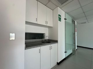 Foto 7 de Alquiler oficina implementada cerca a embajada USA y CC El Polo 🔝