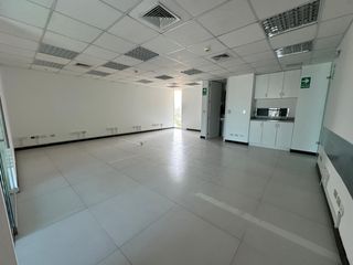 Foto 2 de Alquiler oficina implementada cerca a embajada USA y CC El Polo 🔝