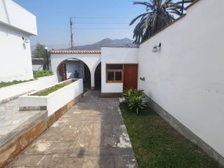 Foto 1 de Excelente Ocasión - Casa Estilo Rústico 680 m² - Av Laguna Grande, La Molina