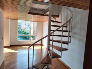 Foto 1 de Apartamento Dúplex con Gran Espacio y Potencial de Remodelación – 4° y 5° Piso sin ascensor