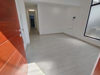 Foto 1 de Alquiler Oficina Consultorio a espalda de la Av. Benavides cdra 38 - Surco