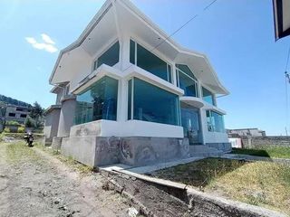 Foto 1 de AMPLIA CASA EN CONOCOTO – VENTA O ARRIENDO - 1200m2 TERRENO