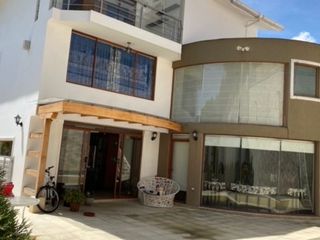 Foto 2 de VENTA CASA 4 DORMITORIOS CON SUITE EN URBANIZACIONCAMPO ALEGRE, MONTESERRIN