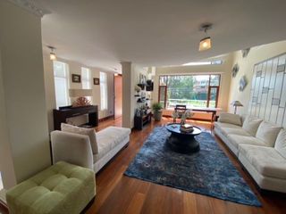 Foto 4 de VENTA CASA 4 DORMITORIOS CON SUITE EN URBANIZACIONCAMPO ALEGRE, MONTESERRIN