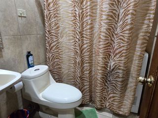 Foto 11 de Vendo Casa 3 pisos en Gómez Rendón y la 6ava Uso Comercial - Residencial