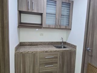Foto 2 de Alquilo Oficina de 55m² en Moderno Edificio Sky Building, Salida Aeropuerto