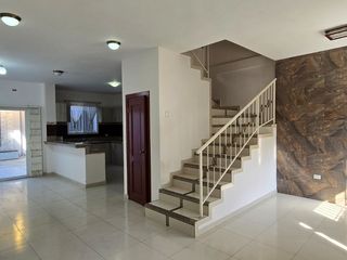 Foto 3 de Vendo Moderna Casa en Ciudadela Guayacanes 2 Plantas en Sector Cerrado