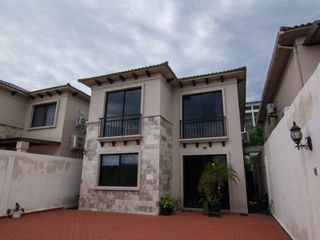 Foto 1 de Hermosa Casa de Venta en Bosques de la Costa