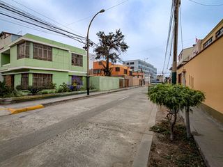 Foto 2 de ¡Casa en Esquina! 255m² de Terreno en Urb. Los Gladiolos – Pueblo Libre