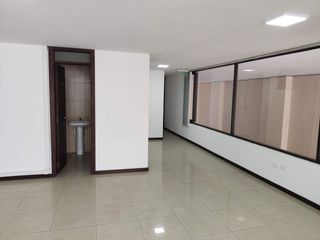 Foto 1 de LOCAL COMERCIAL U OFICINA CON MEZZANINE EN ARRIENDO 
SECTOR MAÑOSCA Y 10 DE AGOSTO