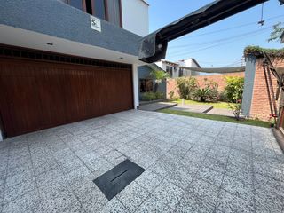 Foto 4 de Venta Exclusiva: Casa en Excelente Ubicación de Surco, Ideal para Proyecto Inmobiliario o Vivir – Con Piscina, Terraza y BBQ