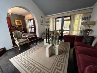 Foto 12 de Venta Exclusiva: Casa en Excelente Ubicación de Surco, Ideal para Proyecto Inmobiliario o Vivir – Con Piscina, Terraza y BBQ