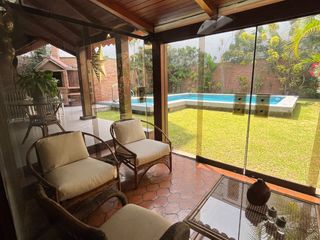 Foto 1 de Venta Exclusiva: Casa en Excelente Ubicación de Surco, Ideal para Proyecto Inmobiliario o Vivir – Con Piscina, Terraza y BBQ
