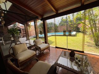 Foto 2 de Venta Exclusiva: Casa en Excelente Ubicación de Surco, Ideal para Proyecto Inmobiliario o Vivir – Con Piscina, Terraza y BBQ