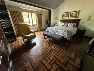 Foto 15 de Venta Exclusiva: Casa en Excelente Ubicación de Surco, Ideal para Proyecto Inmobiliario o Vivir – Con Piscina, Terraza y BBQ