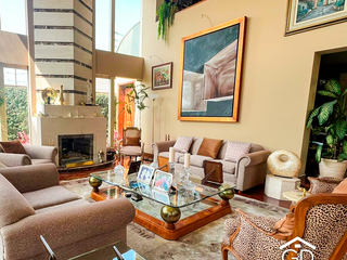 Foto 7 de Venta Exclusiva Casa de Lujo en Rinconada del Lago – Elegancia, Luz Natural y Confort con Piscina y Terraza