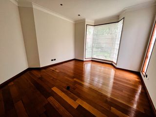 Foto 7 de Venta Excepcional en La Planicie, La Molina – Casa de 2500m² con Piscina, Cava y Potencial para Nuevo Proyecto