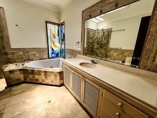 Foto 11 de Venta Excepcional en La Planicie, La Molina – Casa de 2500m² con Piscina, Cava y Potencial para Nuevo Proyecto