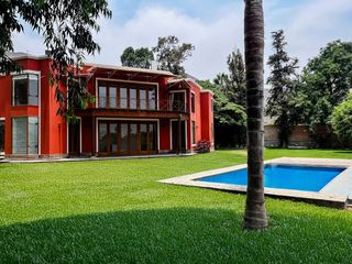 Foto 1 de Venta Excepcional en La Planicie, La Molina – Casa de 2500m² con Piscina, Cava y Potencial para Nuevo Proyecto