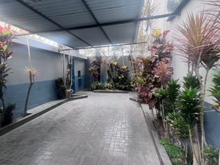 Foto 3 de Edificio Comercial en Esquina en Av. El Ejército cuadra 5.