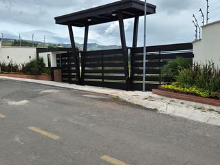 Foto 1 de ESPECTACULAR TERRENO DE VENTA EN CHECA. CERCA DEL AEROPUERTO DE QUITO.