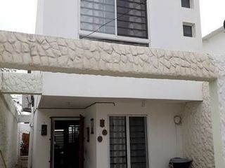 Foto 1 de Punta Blanca - Entrada 5, casa de dos piso a una cuadra del mar con un precio de oportunidad