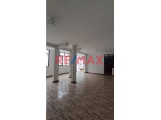 Foto 9 de Casa Para Negocio O Almacén De 3 Pisos En Alquiler
