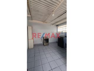 Foto 4 de Casa Para Negocio O Almacén De 3 Pisos En Alquiler