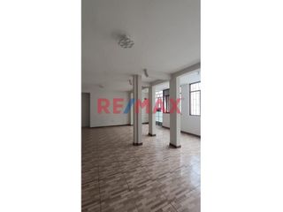 Foto 5 de Casa Para Negocio O Almacén De 3 Pisos En Alquiler