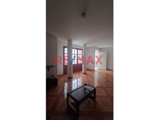Foto 6 de Casa Para Negocio O Almacén De 3 Pisos En Alquiler