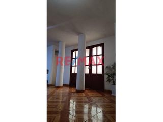 Foto 10 de Casa Para Negocio O Almacén De 3 Pisos En Alquiler