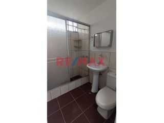 Foto 11 de Casa Para Negocio O Almacén De 3 Pisos En Alquiler